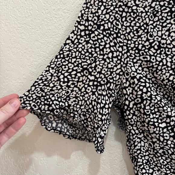 ⚡️5/$25 bundle sale⚡️ Urban Romantics Black White Animal Print Puff Sleeve crop - Picture 4 of 5